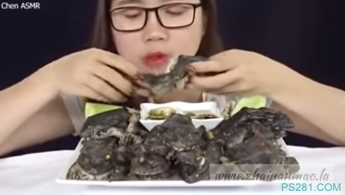 油管一越南女子生食青蛙被传疯！ 酱油蟹已经out啦～