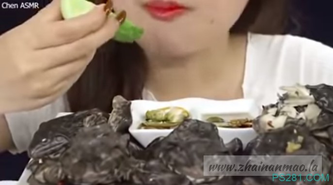 油管一越南女子生食青蛙被传疯！ 酱油蟹已经out啦～